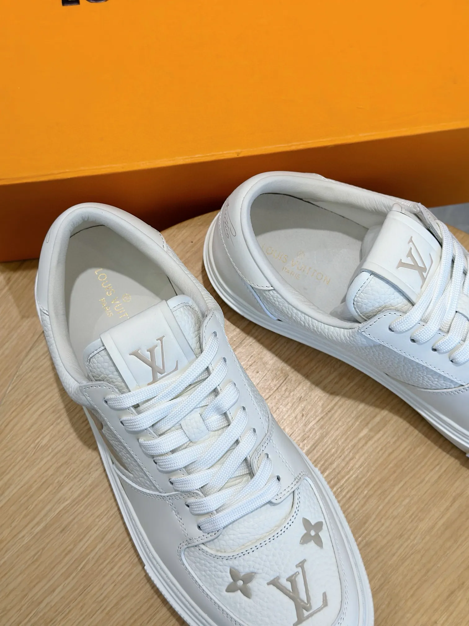 Factory price: 438💰LV full cowhide color-printed men's sneakers. This Ollie lace-up sneaker is made of floral embossed fabric, continuing the inspiration of the season's ready-to-wear collection. The laces are used to set off the gorgeous design, monogram flowers are embellished with transparent rubber outsole, and the brand logo is written on the back. Cowhide upper, cowhide lining, TPU outsole Size: 39-44 (customized at 38.45)